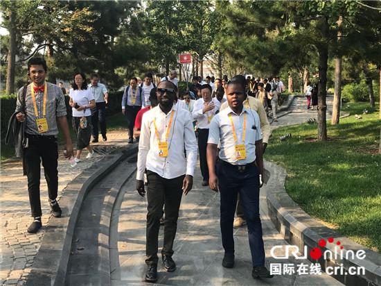 #国际在线#串胡同进社区 中外记者感受北京老城美丽蝶变