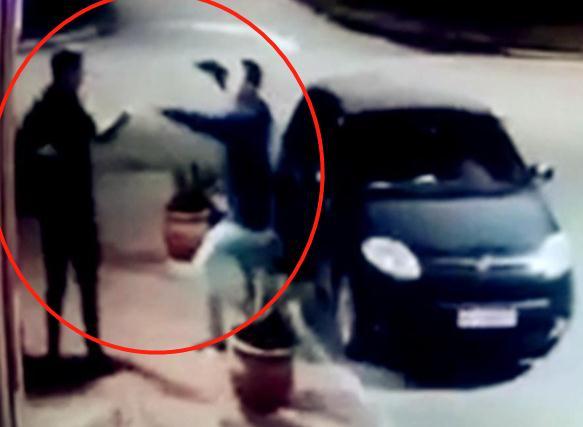 光明网@“怎么是你”？飞车党深夜跳车抢劫，跑近发现是好友，尴尬拥抱