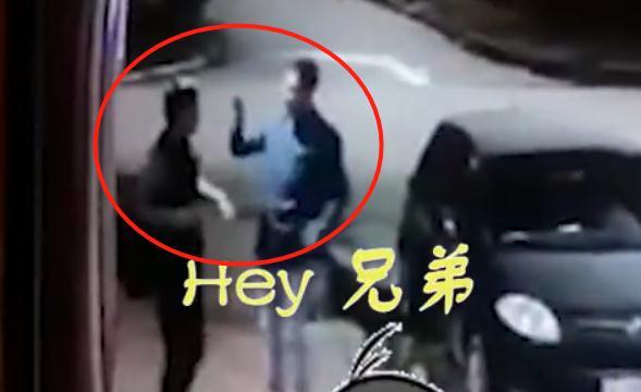 光明网@“怎么是你”？飞车党深夜跳车抢劫，跑近发现是好友，尴尬拥抱