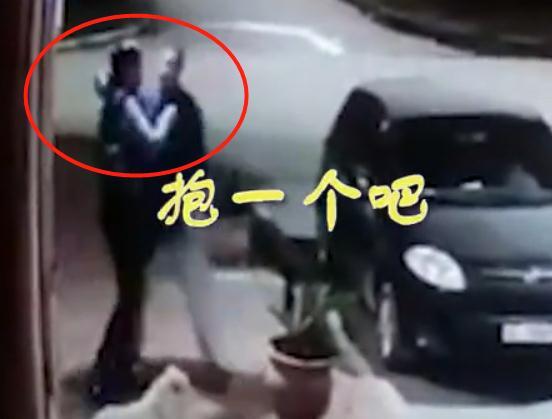 光明网@“怎么是你”？飞车党深夜跳车抢劫，跑近发现是好友，尴尬拥抱