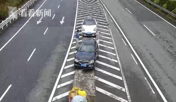 #光明网#两车人在高速导流线抽烟聊天 还做起了伸展运动