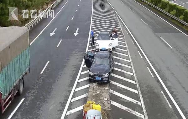 #光明网#两车人在高速导流线抽烟聊天 还做起了伸展运动