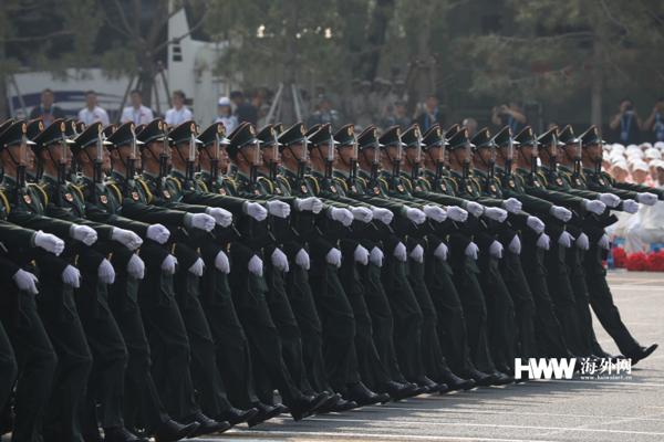 【海外网】女兵方队英姿飒爽：女将军新中国国庆阅兵史上首次亮相