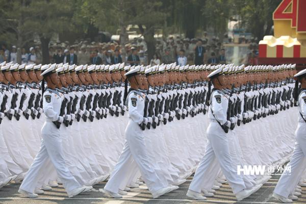 【海外网】女兵方队英姿飒爽：女将军新中国国庆阅兵史上首次亮相