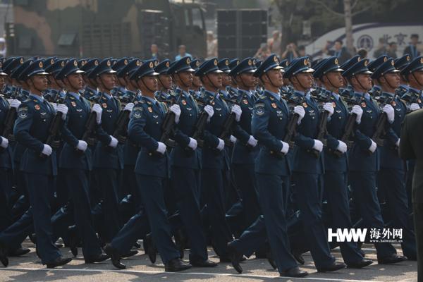 【海外网】女兵方队英姿飒爽：女将军新中国国庆阅兵史上首次亮相