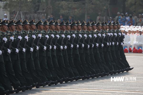 【海外网】女兵方队英姿飒爽：女将军新中国国庆阅兵史上首次亮相