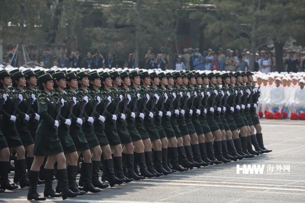 【海外网】女兵方队英姿飒爽：女将军新中国国庆阅兵史上首次亮相