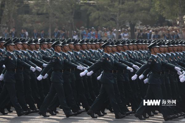 【海外网】女兵方队英姿飒爽：女将军新中国国庆阅兵史上首次亮相