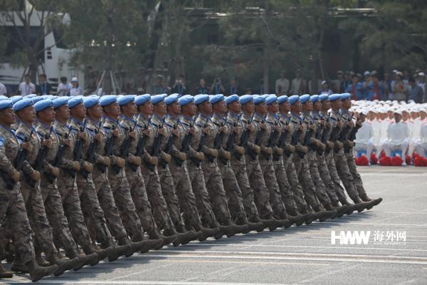 【海外网】女兵方队英姿飒爽：女将军新中国国庆阅兵史上首次亮相