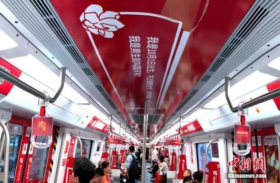 [中国新闻网]“中国红”点亮多城地标 海内外网友上演“最燃祝福”