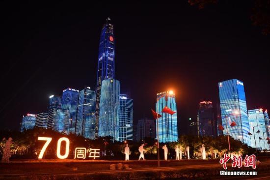 [中国新闻网]“中国红”点亮多城地标 海内外网友上演“最燃祝福”