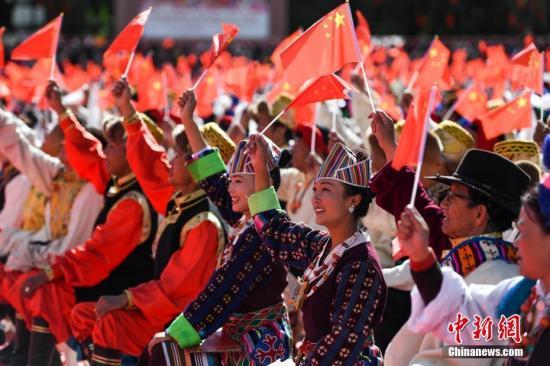 [中国新闻网]“中国红”点亮多城地标 海内外网友上演“最燃祝福”