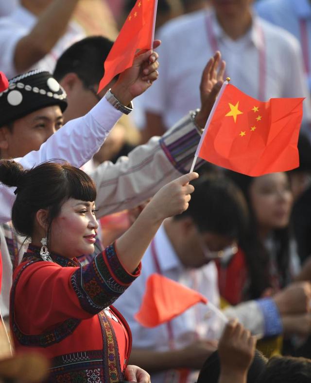 「上观新闻」新华社：各界代表在观礼台上