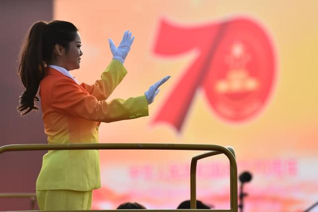 「上观新闻」新华社：各界代表在观礼台上