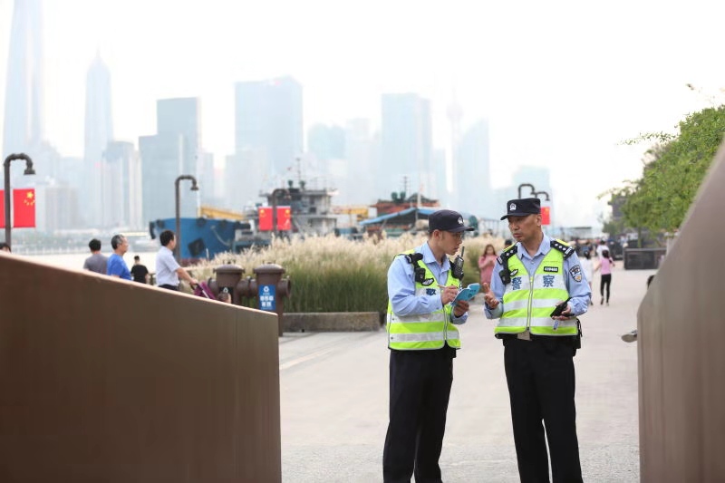 #文汇报#从警生涯最后一次国庆安保，60岁老警潘锡钧：制服永远在我心中！