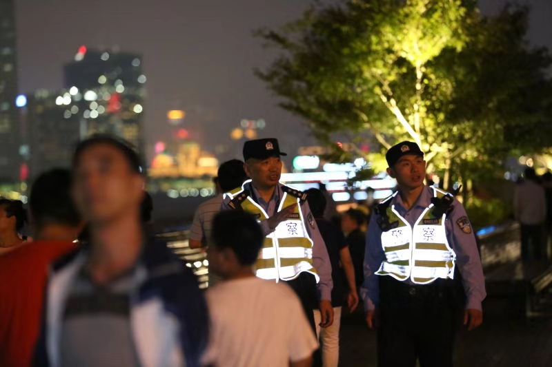 #文汇报#从警生涯最后一次国庆安保，60岁老警潘锡钧：制服永远在我心中！