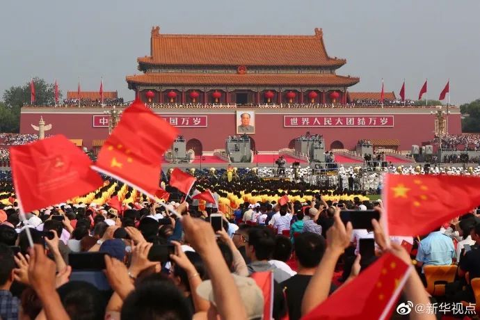 #每日经济新闻#300万同行的骄傲！这些快递小哥今日走过天安门，他们的故事不简单...