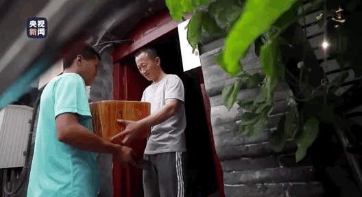 #每日经济新闻#300万同行的骄傲！这些快递小哥今日走过天安门，他们的故事不简单...