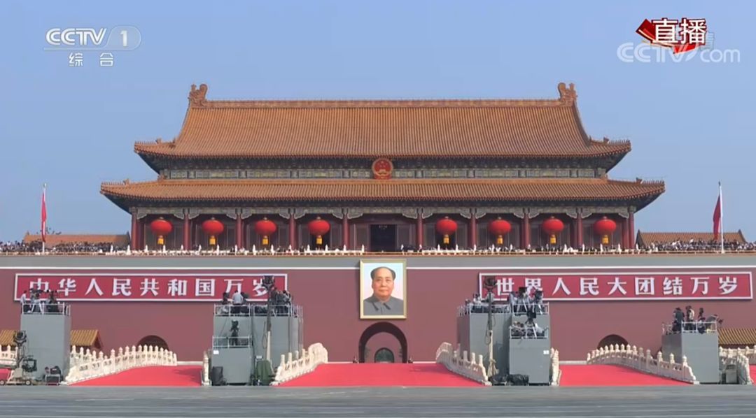 #每日经济新闻#300万同行的骄傲！这些快递小哥今日走过天安门，他们的故事不简单...
