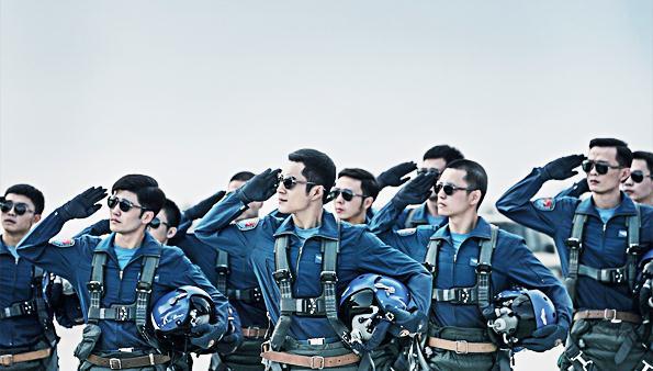 光明网：我和我的祖国《护航》篇，韩东君成最帅飞行员