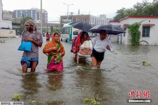 【中国新闻网】印度连日受暴雨侵袭 北方两省已有逾百人丧命