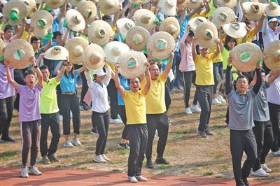 #新京报#庆祝中华人民共和国成立70周年大会:“风吹麦浪”展现收获喜悦