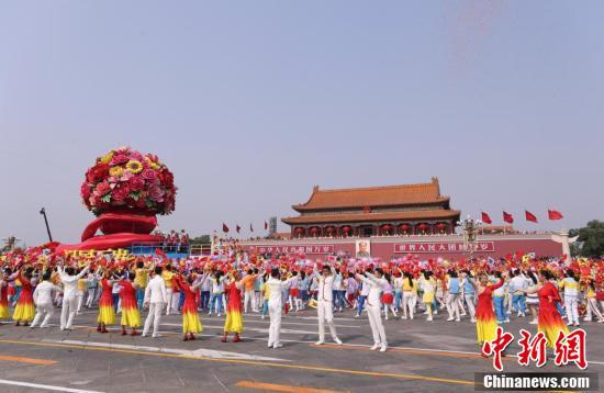 [中国新闻网]庆祝中华人民共和国成立70周年大会 游行群众经过长安街