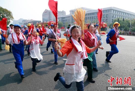 [中国新闻网]庆祝中华人民共和国成立70周年大会 游行群众经过长安街