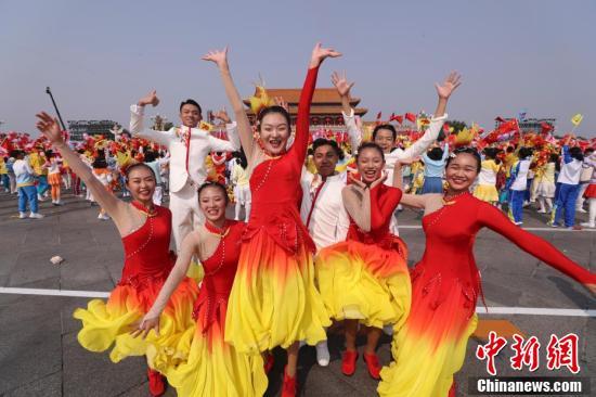 [中国新闻网]庆祝中华人民共和国成立70周年大会 游行群众经过长安街