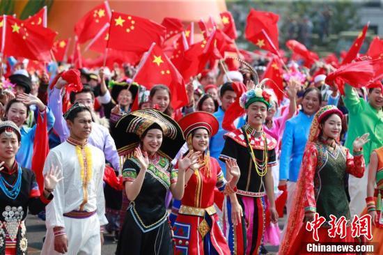 [中国新闻网]庆祝中华人民共和国成立70周年大会 游行群众经过长安街