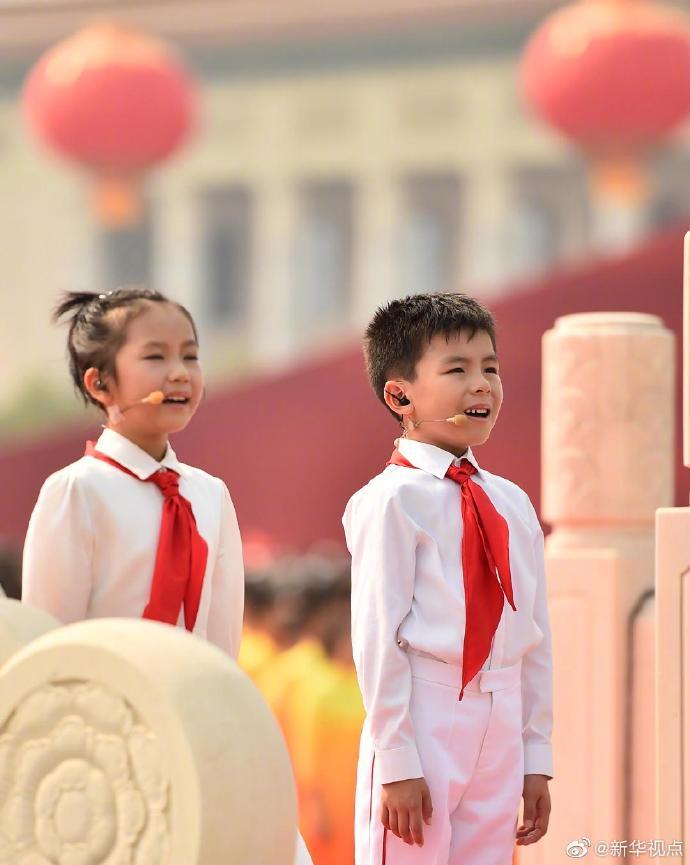 新华视点■盛大的阅兵式和群众游行举行 媒体盘点国庆表情