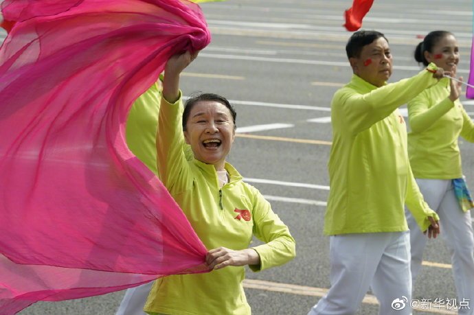 新华视点■盛大的阅兵式和群众游行举行 媒体盘点国庆表情