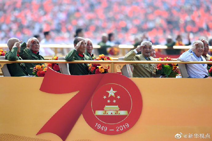 新华视点■盛大的阅兵式和群众游行举行 媒体盘点国庆表情