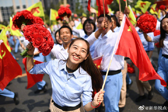 新华视点■盛大的阅兵式和群众游行举行 媒体盘点国庆表情