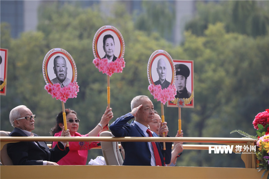 海外网■海外网现场直击：10万游行群众满怀豪情 70组彩车逐梦前行