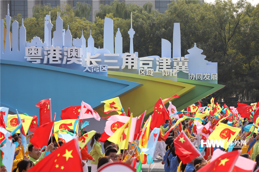 海外网■海外网现场直击：10万游行群众满怀豪情 70组彩车逐梦前行