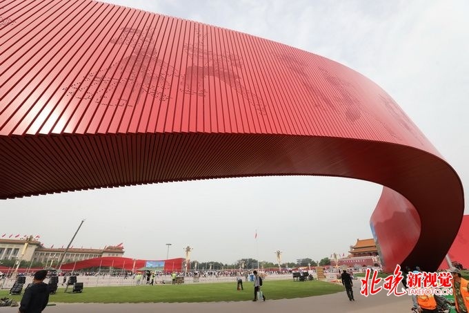 「北京晚报」红飘带景观咋建起来的？在天安门广场施工展示中国建筑技术飞