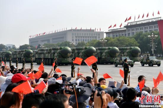中国新闻网■受阅的野战防空导弹方队