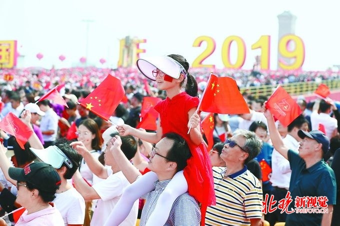 北京晚报■新中国成立70周年之际，他到天安门广场和祖国同过生日
