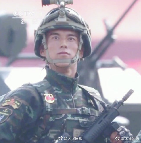 「环球时报」参阅兵哥哥迷倒网友：迎面走来的是未婚夫方队