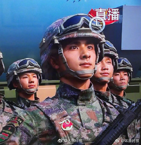 「环球时报」参阅兵哥哥迷倒网友：迎面走来的是未婚夫方队