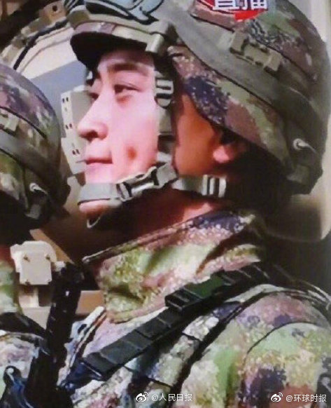 「环球时报」参阅兵哥哥迷倒网友：迎面走来的是未婚夫方队