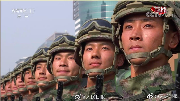「环球时报」参阅兵哥哥迷倒网友：迎面走来的是未婚夫方队