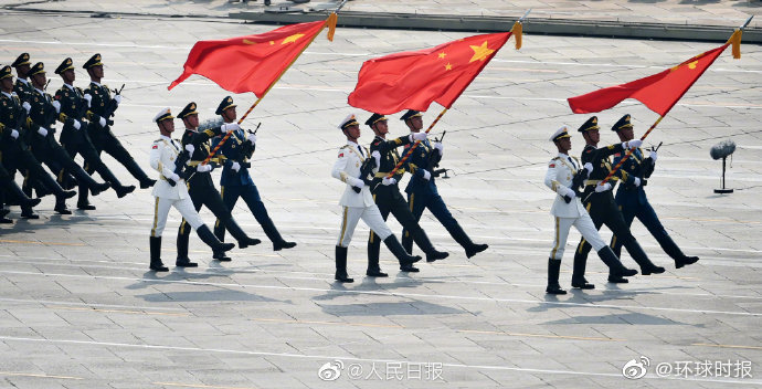 「环球时报」参阅兵哥哥迷倒网友：迎面走来的是未婚夫方队