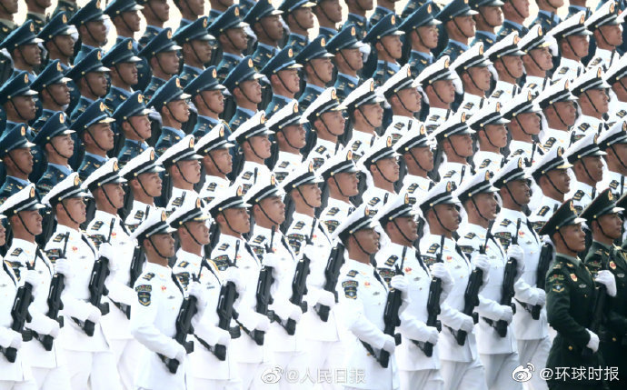 「环球时报」参阅兵哥哥迷倒网友：迎面走来的是未婚夫方队