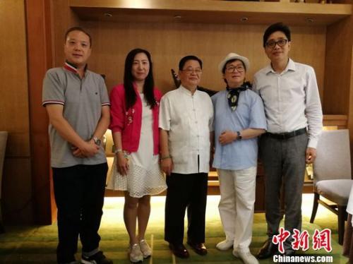 「中国新闻网」香港人看国庆大典:一个强大的祖国对香港非常重要