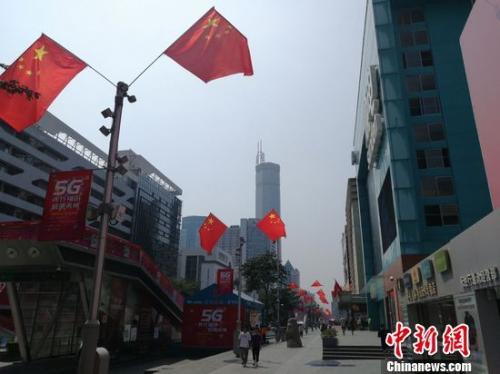 「中国新闻网」香港人看国庆大典:一个强大的祖国对香港非常重要