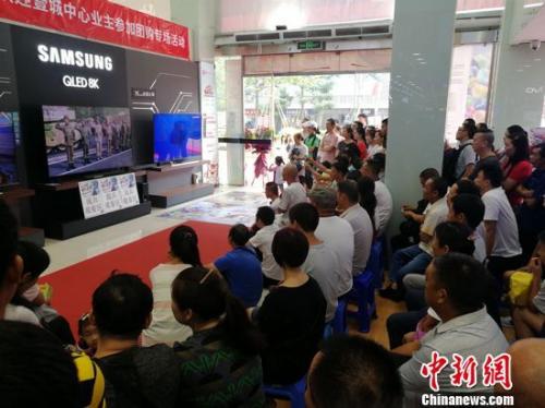 「中国新闻网」香港人看国庆大典:一个强大的祖国对香港非常重要