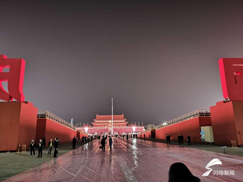 「齐鲁网」组图｜国庆当天清晨的天安门广场什么样？记者带你看现场
