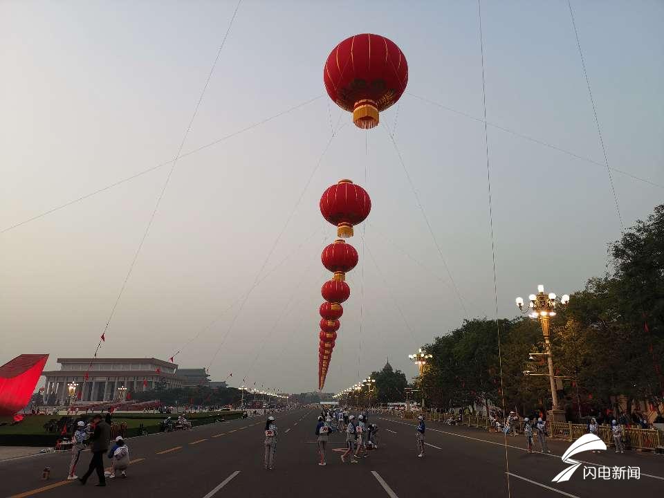 「齐鲁网」组图｜国庆当天清晨的天安门广场什么样？记者带你看现场